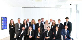 Die Volksbank begrüßt die neuen Auszubildenden. Vorne von links: Onurcan Seyhanoglu, Edmonde Alija, Salma Zalbouti, Valeria Leonhardt, Daniela Walter, Mateusz Falek, hinten von links: Madeleine Ronge, Giron Krämer, Sabina Sultanova, Personalchef Thomas Willczek, Ausbildungsleiterin Daphne Alexander, David Helwig, Vorstand Henning Wichart, Ilvie Ehrsam, Vorstandsvorsitzender Andreas Otto, Maximiliane Jänisch, Ben Blind und Paul Ndiezwiadek. Foto: Volksbank/Bettina Osswald