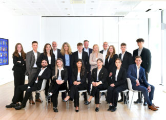 Die Volksbank begrüßt die neuen Auszubildenden. Vorne von links: Onurcan Seyhanoglu, Edmonde Alija, Salma Zalbouti, Valeria Leonhardt, Daniela Walter, Mateusz Falek, hinten von links: Madeleine Ronge, Giron Krämer, Sabina Sultanova, Personalchef Thomas Willczek, Ausbildungsleiterin Daphne Alexander, David Helwig, Vorstand Henning Wichart, Ilvie Ehrsam, Vorstandsvorsitzender Andreas Otto, Maximiliane Jänisch, Ben Blind und Paul Ndiezwiadek. Foto: Volksbank/Bettina Osswald