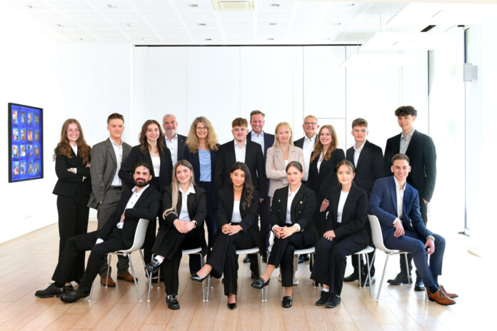 Die Volksbank begrüßt die neuen Auszubildenden. Vorne von links: Onurcan Seyhanoglu, Edmonde Alija, Salma Zalbouti, Valeria Leonhardt, Daniela Walter, Mateusz Falek, hinten von links: Madeleine Ronge, Giron Krämer, Sabina Sultanova, Personalchef Thomas Willczek, Ausbildungsleiterin Daphne Alexander, David Helwig, Vorstand Henning Wichart, Ilvie Ehrsam, Vorstandsvorsitzender Andreas Otto, Maximiliane Jänisch, Ben Blind und Paul Ndiezwiadek. Foto: Volksbank/Bettina Osswald