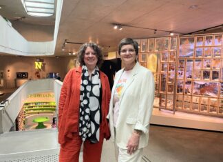 Colleen M. Schmitz übernimmt Ausstellungs- und Kommunikationsleitung - sehr zur Freude von Museumsdirektorin Bärbel Auffermann. Foto: Museum