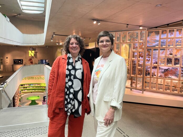 Colleen M. Schmitz übernimmt Ausstellungs- und Kommunikationsleitung - sehr zur Freude von Museumsdirektorin Bärbel Auffermann. Foto: Museum