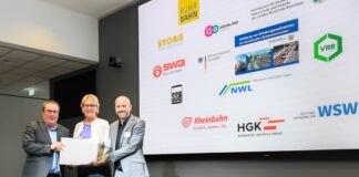 Umwelt- und Verkehrsminister Oliver Krischer, Sabine Schnake (Geschäftsführerin WSW mobil GmbH) und Marc Nüßen (Abteilungsleiter Fördermanagement und Infrastrukturentwicklung VRR) (v. l.) bei der Übergabe des Förderbescheids. Foto: MUNV NRW/Andrea