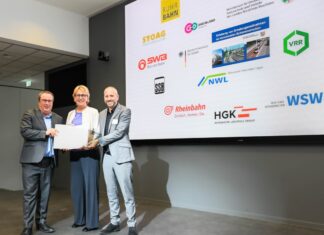 Umwelt- und Verkehrsminister Oliver Krischer, Sabine Schnake (Geschäftsführerin WSW mobil GmbH) und Marc Nüßen (Abteilungsleiter Fördermanagement und Infrastrukturentwicklung VRR) (v. l.) bei der Übergabe des Förderbescheids. Foto: MUNV NRW/Andrea