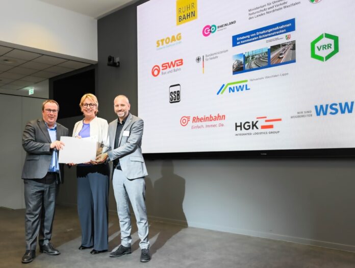 WSW_Foerdermittel Umwelt- und Verkehrsminister Oliver Krischer, Sabine Schnake (Geschäftsführerin WSW mobil GmbH) und Marc Nüßen (Abteilungsleiter Fördermanagement und Infrastrukturentwicklung VRR) (v. l.) bei der Übergabe des Förderbescheids. Foto: MUNV NRW/Andrea