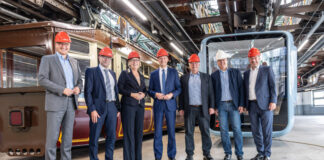 Uwe Schneidewind (Oberbürgermeister Wuppertal), Sabine Schnake (WSW mobil-Geschäftsführerin), Christian Hirte (Parlamentarischer Staatssekretär), Jürgen Hardt (MdB), Christian Kindinger (Schwebebahn-Betriebsleiter) und Oliver Wittke (Vorstandssprecher VRR) (v. l.). Foto: WSW/Frank Gleitsmann