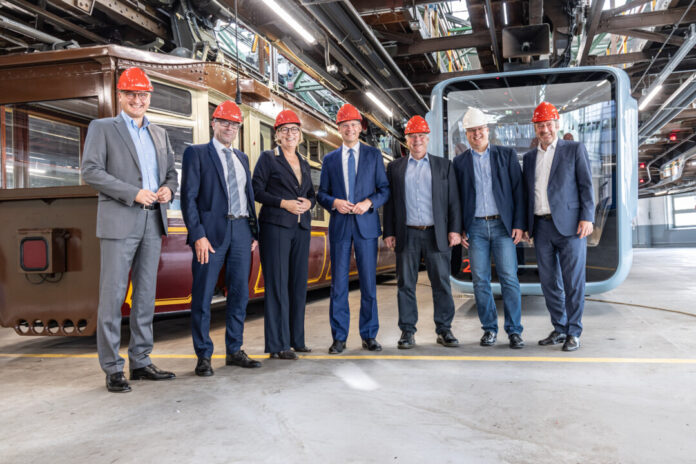 Uwe Schneidewind (Oberbürgermeister Wuppertal), Sabine Schnake (WSW mobil-Geschäftsführerin), Christian Hirte (Parlamentarischer Staatssekretär), Jürgen Hardt (MdB), Christian Kindinger (Schwebebahn-Betriebsleiter) und Oliver Wittke (Vorstandssprecher VRR) (v. l.). Foto: WSW/Frank Gleitsmann Uwe Schneidewind (Oberbürgermeister Wuppertal), Sabine Schnake (WSW mobil-Geschäftsführerin), Christian Hirte (Parlamentarischer Staatssekretär), Jürgen Hardt (MdB), Christian Kindinger (Schwebebahn-Betriebsleiter) und Oliver Wittke (Vorstandssprecher VRR) (v. l.). Foto: WSW/Frank Gleitsmann