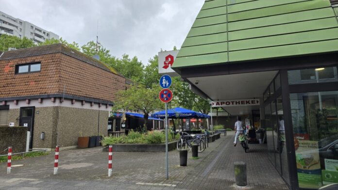 Eine der Zugangsstellen zum Berliner Platz in West, zwischen Ärztehaus und Freizeithaus, Bild: Alexander Heinz