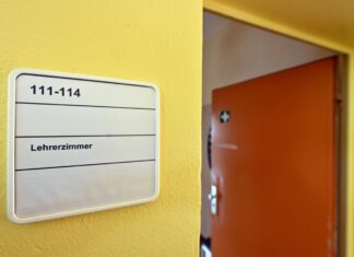 Laut Zahlen des Schulministeriums sind rund 9.800 Lehrer in NRW einen Monat oder länger krank. (Symbolbild) 
