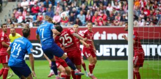 Ein Tor, das nicht galt: Isac Lidberg (Nr. 7) köpft in der 8. Minute das vermeintliche 1:0 für Darmstadt, stand zuvor aber hauchdünn im Abseits. 