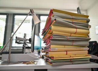 Der Aktenberg unerledigter Ermittlungsverfahren wird in NRW immer größer. (Symbolbild)