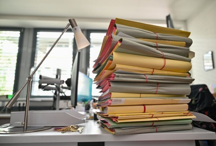 Der Aktenberg unerledigter Ermittlungsverfahren wird in NRW immer größer. (Symbolbild)