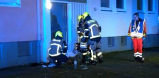Nach der Gewalteskalation auf offener Straße versorgten Rettungskräfte vier lebensgefährlich verletzte Menschen. Nun ist ein Mann im Krankenhaus gestorben.
