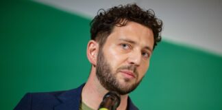 Felix Banaszak, Bundesvorsitzender der Grünen, zieht für seine Partei ein positives Ergebnis der NRW-Kommunalwahl.