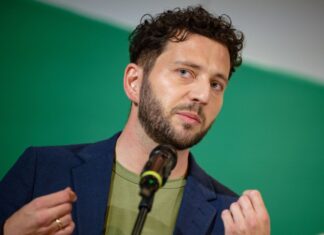 Felix Banaszak, Bundesvorsitzender der Grünen, zieht für seine Partei ein positives Ergebnis der NRW-Kommunalwahl.
