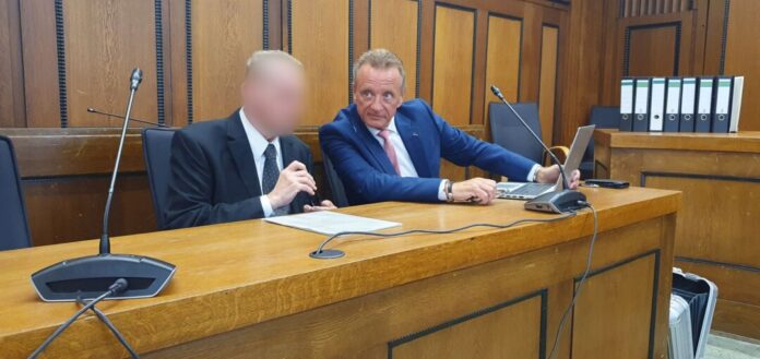 Ein früherer FDP-Politiker aus Viersen steht in Mönchengladbach wegen Steuerhinterziehung vor Gericht.