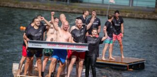 Demo mit Spaßfaktor: Arcelormittal-Beschäftigte in Duisburg fordern den Erhalt ihrer Arbeitplätze mit einer ungewöhnlichen Aktion.