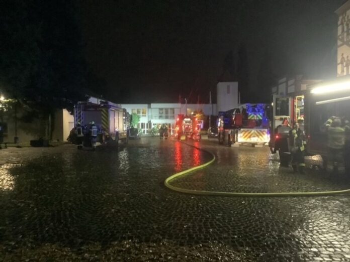 Bei einem Brand in einem Pflegeheim in Gelsenkirchen stirbt ein Mensch. 