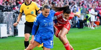 Leverkusens Nationalspielerin Carlotta Wamser (l) ringt mit Bayerns Jovana Damnjanovic um den Ball.