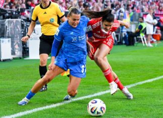 Leverkusens Nationalspielerin Carlotta Wamser (l) ringt mit Bayerns Jovana Damnjanovic um den Ball.