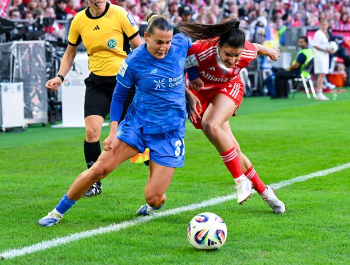 Bayern München - Bayer Leverkusen Leverkusens Nationalspielerin Carlotta Wamser (l) ringt mit Bayerns Jovana Damnjanovic um den Ball.