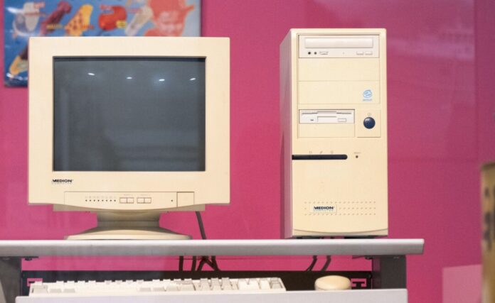 Aldi-PC kommt ins Haus der Geschichte Aus dem Discounter ins Museum: Der Tower-PC von Aldi.