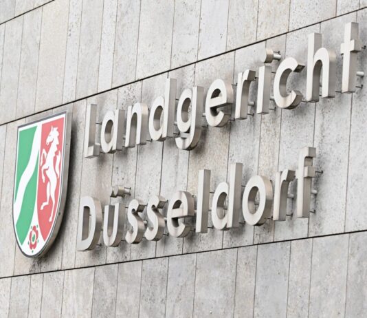 Für den Messerangriff auf einen 81-Jährigen ist ein Dortmunder zu fünf Jahren Haft und Psychiatrie verurteilt worden. (Archivbild)