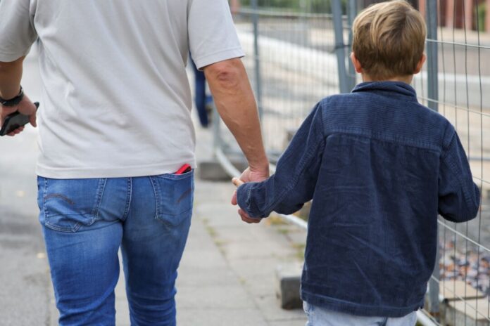 Polizeieinsatz an Schule - Nach Prüfung Sperrung aufgehoben Die Polizei hatte nach der Meldung auf dem Schulgelände einen «größeren Einsatz» gestartet.