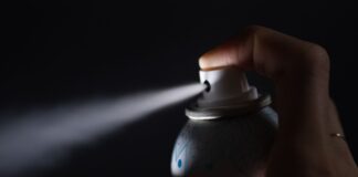 Schon seit Jahren warnen Behörden vor massiven Gesundheitsgefahren durch die sogenannte Deo-Challenge. (Symbolfoto)