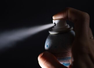 Schon seit Jahren warnen Behörden vor massiven Gesundheitsgefahren durch die sogenannte Deo-Challenge. (Symbolfoto)