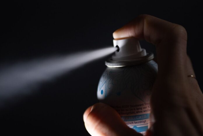 Schon seit Jahren warnen Behörden vor massiven Gesundheitsgefahren durch die sogenannte Deo-Challenge. (Symbolfoto)