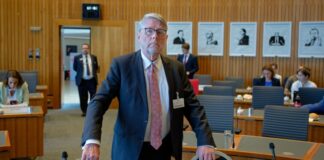Der Präsident des Bundesamts für Migration und Flüchtlinge (Bamf) hat die Aufgabenverteilung in Nordrhein-Westfalen in Asyl- und Aufenthaltsfragen kritisiert.