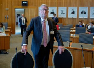 Der Präsident des Bundesamts für Migration und Flüchtlinge (Bamf) hat die Aufgabenverteilung in Nordrhein-Westfalen in Asyl- und Aufenthaltsfragen kritisiert.