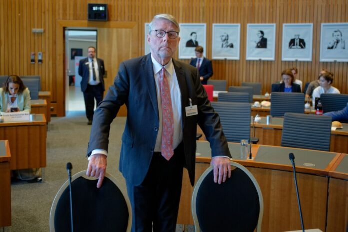 Der Präsident des Bundesamts für Migration und Flüchtlinge (Bamf) hat die Aufgabenverteilung in Nordrhein-Westfalen in Asyl- und Aufenthaltsfragen kritisiert.