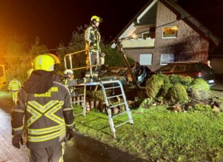  Endstation Vorgarten: Ein Auto hat sich im Kreis Wesel überschlagen.
