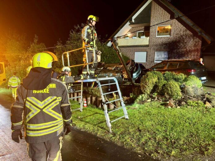  Endstation Vorgarten: Ein Auto hat sich im Kreis Wesel überschlagen.