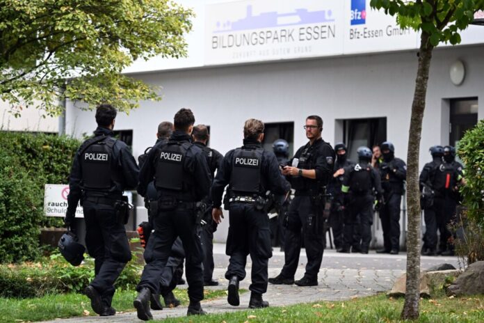 Polizeieinsatz an Berufskolleg in Essen - Lehrkraft verletzt Ein massives Polizeiaufgebot sicherte das Berufskolleg am Freitag ab - Montag soll hier wieder Unterricht nach Plan stattfinden.