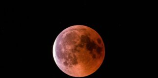 Während der Finsternis zeigt sich der Mond in rötlich-braunen Farben. (Symbolbild)