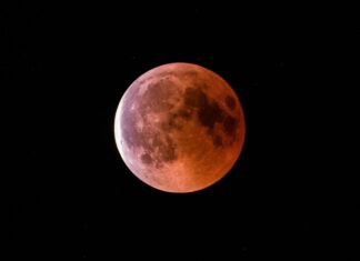 Während der Finsternis zeigt sich der Mond in rötlich-braunen Farben. (Symbolbild)