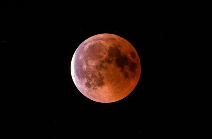 Während der Finsternis zeigt sich der Mond in rötlich-braunen Farben. (Symbolbild)