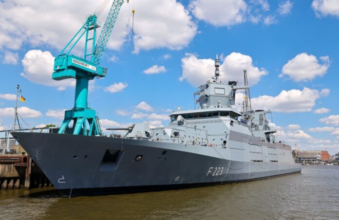 Fregatte an Kaimauer der Norderwerft im Hamburger Hafen Der Rüstungskonzern Rheinmetall will in den Marine-Bereich einsteigen und erwägt eine Übernahme der Lürssen-Militärwerften. (Archivbild)