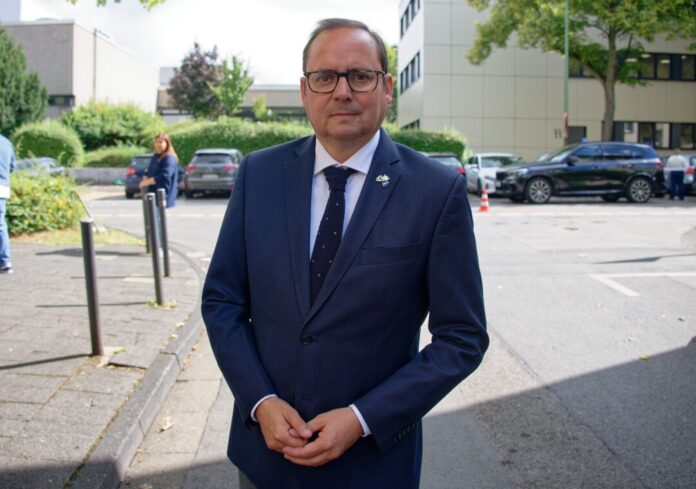 Polizeieinsatz an Berufskolleg in Essen - Lehrkraft verletzt Bringt schärfere Waffenkontrollen an Schulen ins Gespräch: Essens Oberbürgermeister Thomas Kufen (CDU).