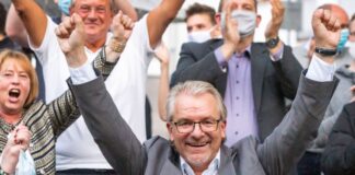 Jubel bei Marc Buchholz: Er kann wohl doch Oberbürgermeister von Mülheim an der Ruhr bleiben. (Archivbild)