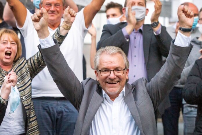 Jubel bei Marc Buchholz: Er kann wohl doch Oberbürgermeister von Mülheim an der Ruhr bleiben. (Archivbild)