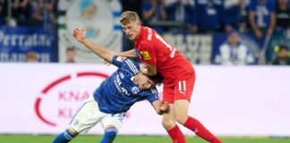 Alexander Bernhardsson (r) machte in einem engen Spiel mit seinem Tor den Unterschied.