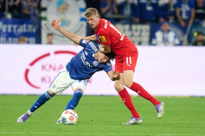 Alexander Bernhardsson (r) machte in einem engen Spiel mit seinem Tor den Unterschied.