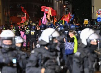 Bei gewalttätigen Auseinandersetzungen gab es verletzte Demonstranten und Polizisten.