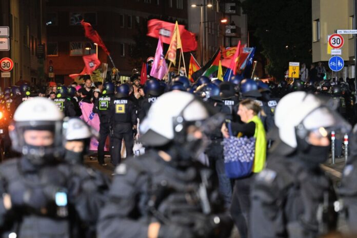 Protestaktion von "Rheinmetall entwaffnen" Bei gewalttätigen Auseinandersetzungen gab es verletzte Demonstranten und Polizisten.