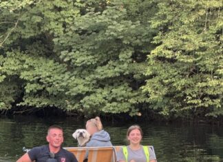 Ein zufällig anwesender Bootsverleiher stellte der Feuerwehr ein Tretboot zur Verfügung.