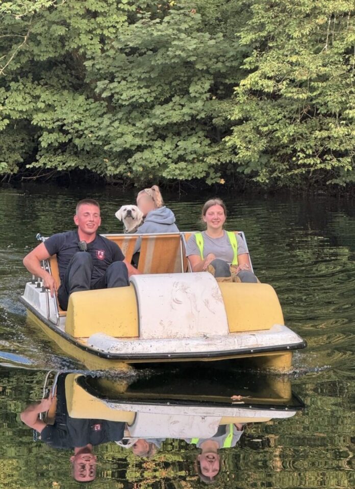 Ein zufällig anwesender Bootsverleiher stellte der Feuerwehr ein Tretboot zur Verfügung.