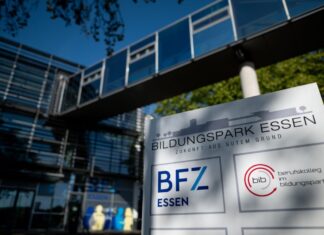 Nach der Messerattacke an einem Essener Berufskolleg geht die Schule wieder los. (Archivbild)